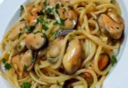 Spaghetti con le cozze, piatto tradizionale italiano ricco di sapore.