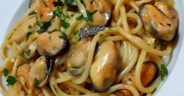 Spaghetti con le cozze, piatto tradizionale italiano ricco di sapore.