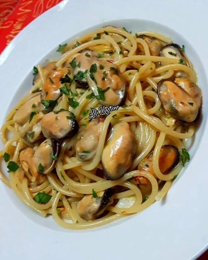 Spaghetti con le cozze, piatto tradizionale italiano ricco di sapore.