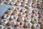 Deliziosi Tarallucci di Pasqua in un piatto decorato