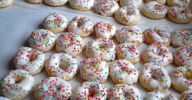 Tarallucci di Pasqua freschi e decorati su un piatto