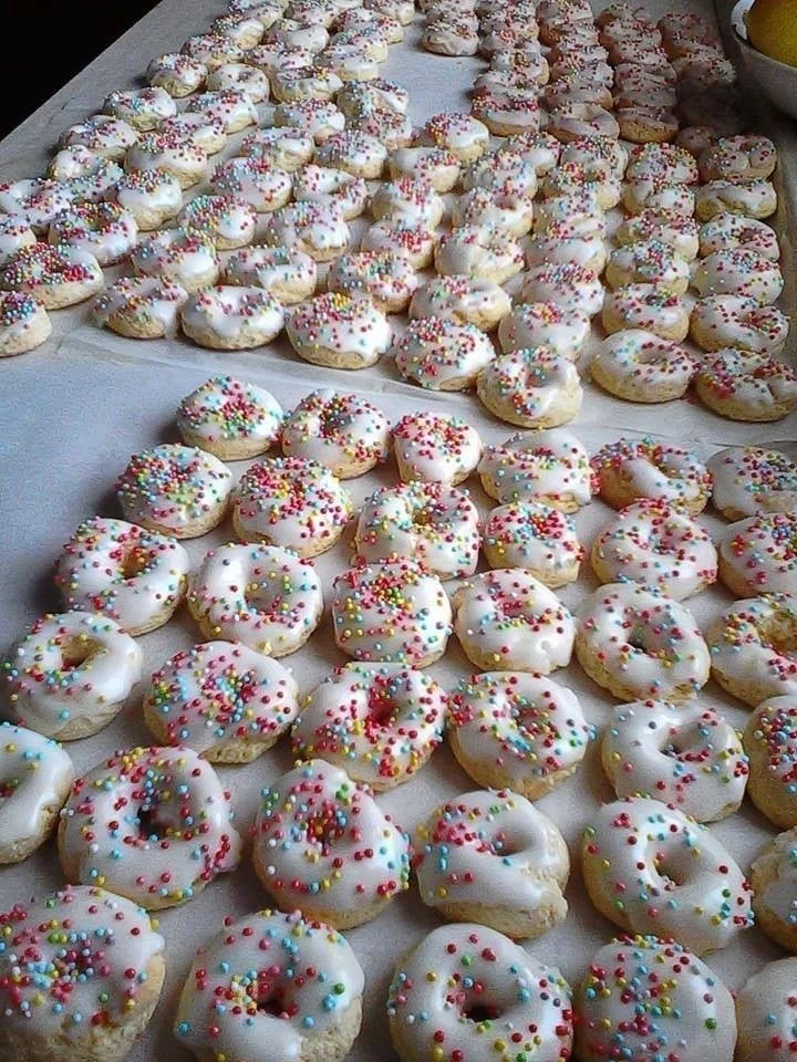 Tarallucci di Pasqua freschi e decorati su un piatto