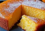 Torta all'arancia senza uova e senza latte, dolce leggero e profumato.