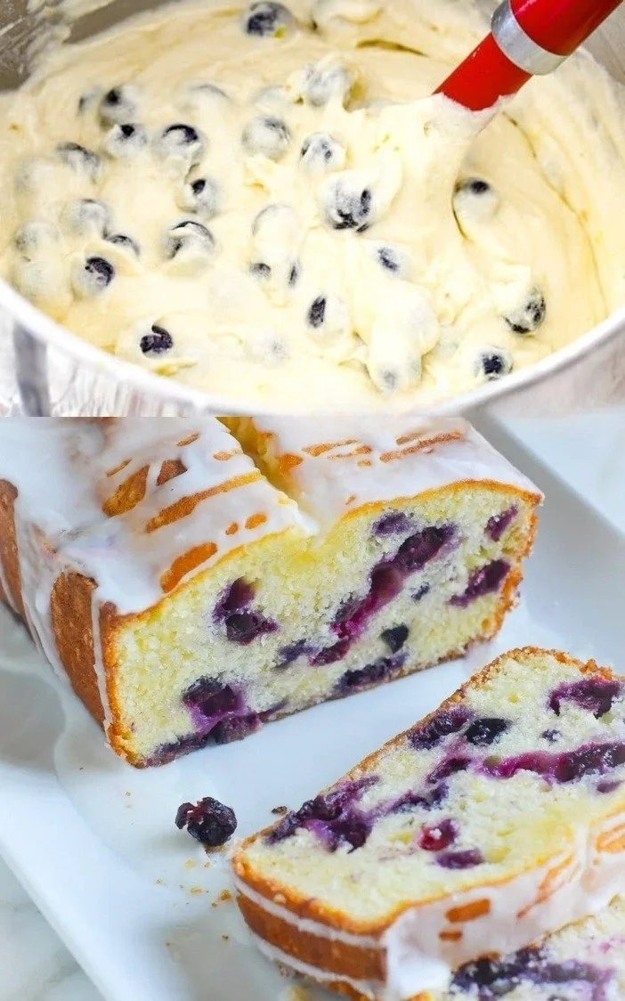 Fetta di torta allo yogurt ai mirtilli su un piatto bianco