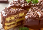 Torta Daim al cioccolato con croccante, dolce irresistibile da gustare.