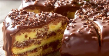 Torta Daim al cioccolato con croccante, dolce irresistibile da gustare.