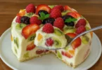 Torta di frutta senza cottura decorata con frutta fresca