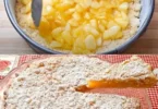 Fetta di torta di mele artigianale su piatto bianco decorato