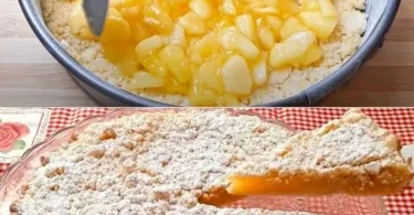 Fetta di torta di mele artigianale su piatto bianco decorato