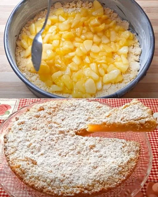Fetta di torta di mele artigianale su piatto bianco decorato