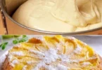 Fette di torta di mele soffice su un piatto decorato