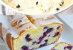 Fetta di torta di mirtilli con frutta fresca sopra