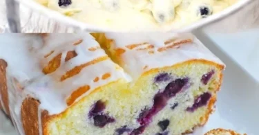 Fetta di torta di mirtilli con frutta fresca sopra