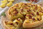 Torta salata con patate e speck, deliziosa e facile da preparare.