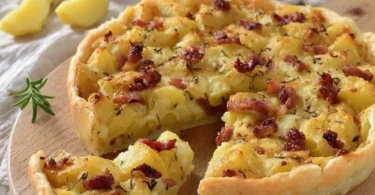Torta salata con patate e speck, deliziosa e facile da preparare.