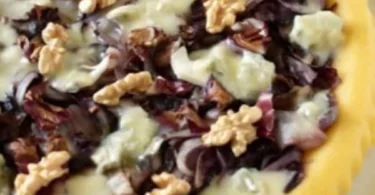 Torta Salata di Polenta con Radicchio, Gorgonzola e Noci servita in un piatto