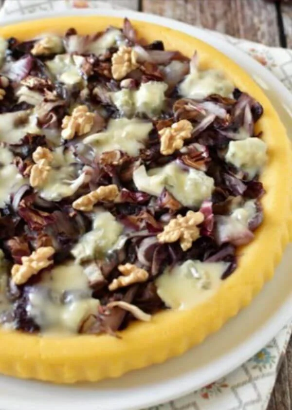 Torta Salata di Polenta con Radicchio, Gorgonzola e Noci servita in un piatto