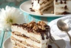 Torta semifreddo millefoglie di cioccolato decorata con cioccolato fondente