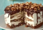 Torta semifreddo millefoglie di cioccolato decorata e pronta da servire