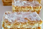 Torta senza cottura con ingredienti freschi e colorati