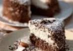 Fetta di Torta Tartufo al Cocco con decorazioni di cocco sulla superficie