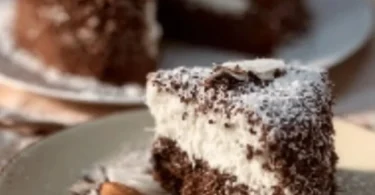 Fetta di Torta Tartufo al Cocco con decorazioni di cocco sulla superficie