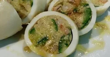 Tubi di totano ripieni con gamberetti e zucchine preparati in un piatto gourmet.