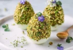 Uova di Ricotta alle Erbe con Pistacchi Croccanti, un piatto gourmet
