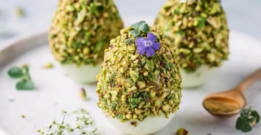 Uova di Ricotta alle Erbe con Pistacchi Croccanti, un piatto gourmet