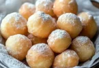 Zeppole di pasta cresciuta napoletane preparate con ricetta tradizionale