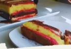 Deliziosa Zuppa Inglese, un famoso dolce italiano a base di savoiardi e crema.