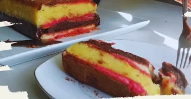 Deliziosa Zuppa Inglese, un famoso dolce italiano a base di savoiardi e crema.