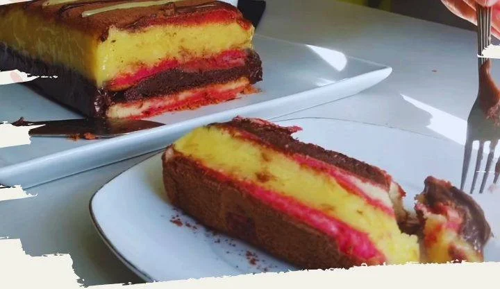 Deliziosa Zuppa Inglese, un famoso dolce italiano a base di savoiardi e crema.