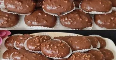 Biscotti allo yogurt con cioccolato fondente su un piatto