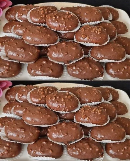 Biscotti allo yogurt con cioccolato fondente su un piatto