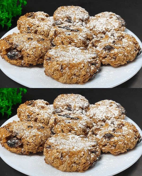 Biscotti di mele, banane e mirtilli freschi su un piatto decorativo.