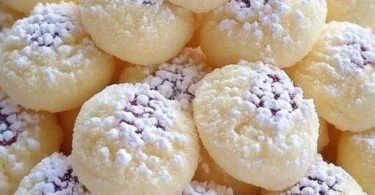 Biscotti di Neve freschi e morbidi su un piatto decorato