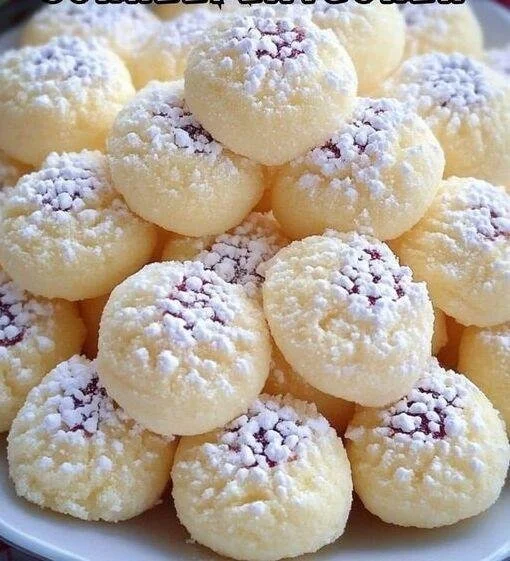 Biscotti di Neve freschi e morbidi su un piatto decorato