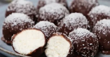 Bon bon di mascarpone, cocco e cioccolato appena preparati.