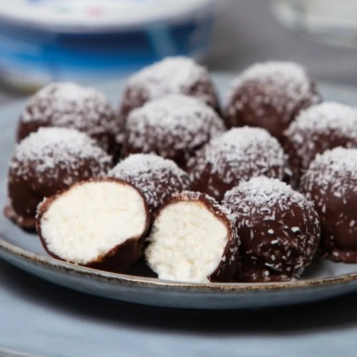 Bon bon di mascarpone, cocco e cioccolato appena preparati.