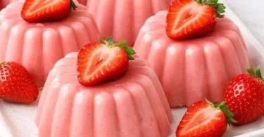 Budino fragole senza gelatina servito in una coppetta
