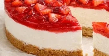 Deliziosa cheesecake senza cottura preparata con ingredienti freschi