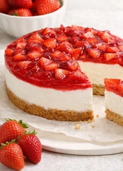 Deliziosa cheesecake senza cottura preparata con ingredienti freschi