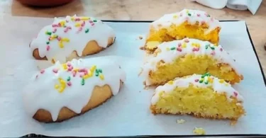 Colombine di Pasqua tradizionali italiane decorate e pronte per essere gustate.
