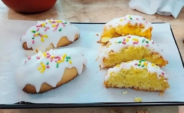 Colombine di Pasqua tradizionali italiane decorate e pronte per essere gustate.