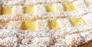 Fetta di Crostata Favolosa con Crema al Limone su un piatto decorativo