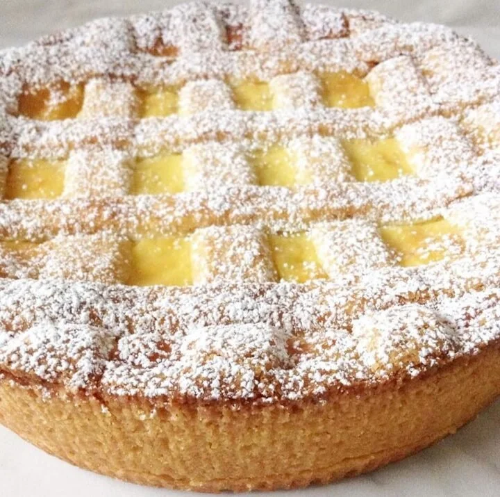 Fetta di Crostata Favolosa con Crema al Limone su un piatto decorativo