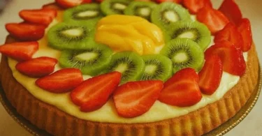 Crostata morbida alla frutta decorata con frutta fresca e crema.