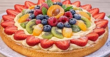 Crostata Morbida con Crema e Frutta appena sfornata