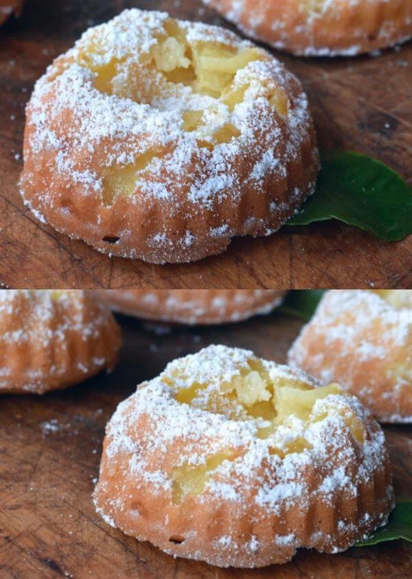 Crostatine di mela veloci appena sfornate su un piatto